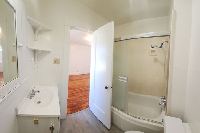 Foto del edificio - Cute standalone Bungalow in SLO! Off of Gr...