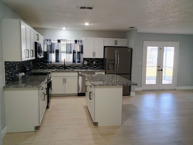 Foto del edificio - Updated 3-bedroom 2-bathroom 2 car garage ...