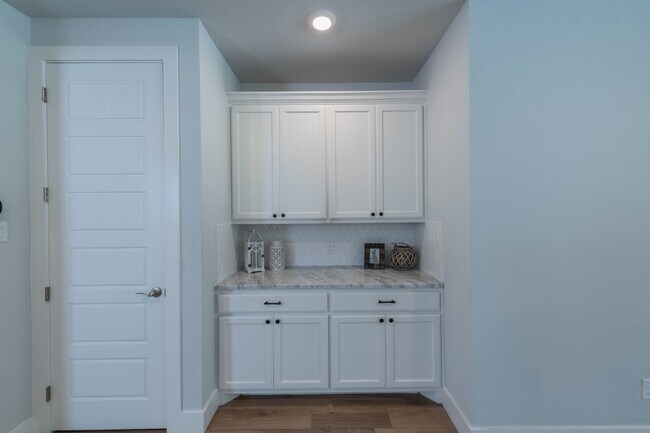Building Photo - Dreamy Townhome!