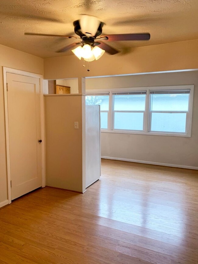 Building Photo - Cozy Studio Unit in Woodlawn with Full Kit...