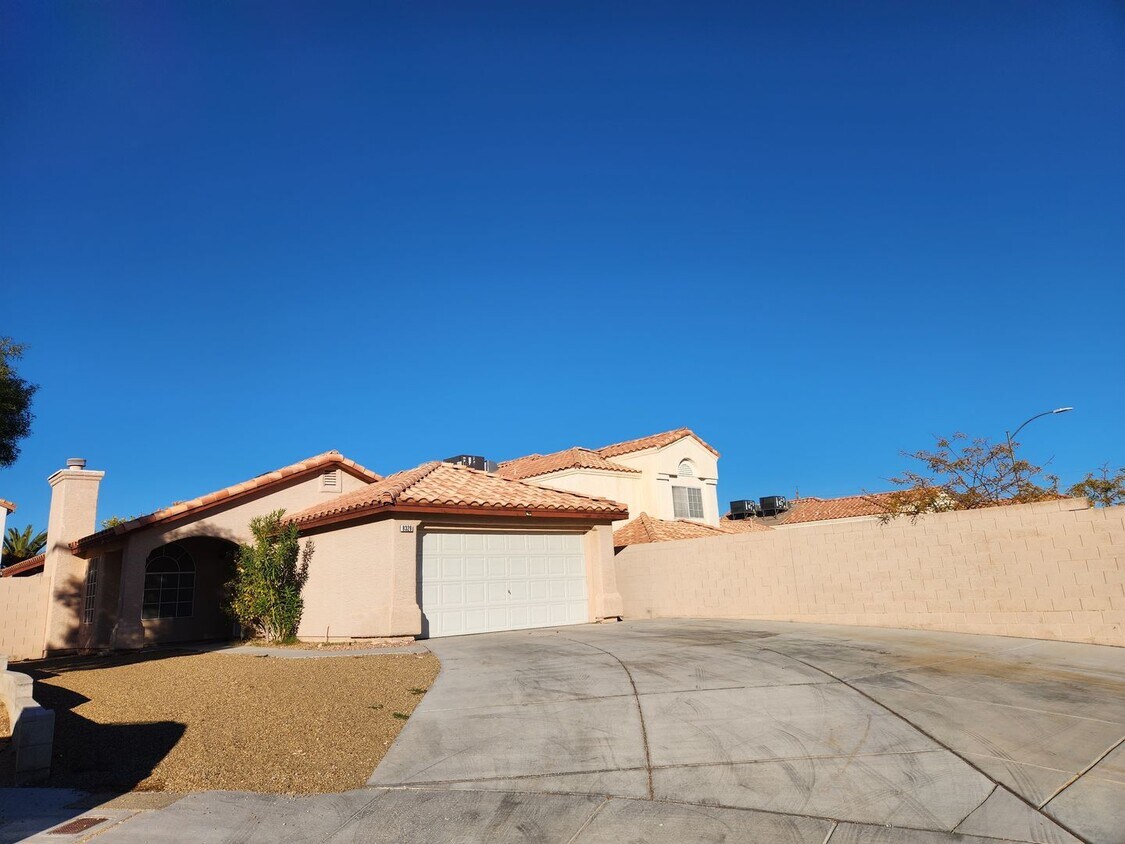 Primary Photo - BEAUTIFUL SINGLE STORY HOME! NO HOA!!