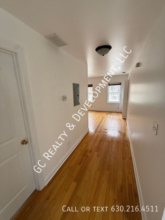 Building Photo - 1512 W 17th St