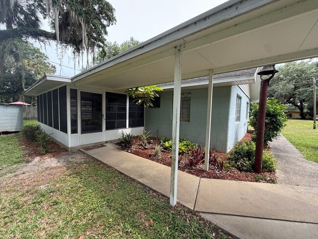 Building Photo - Two Bedroom Charmer