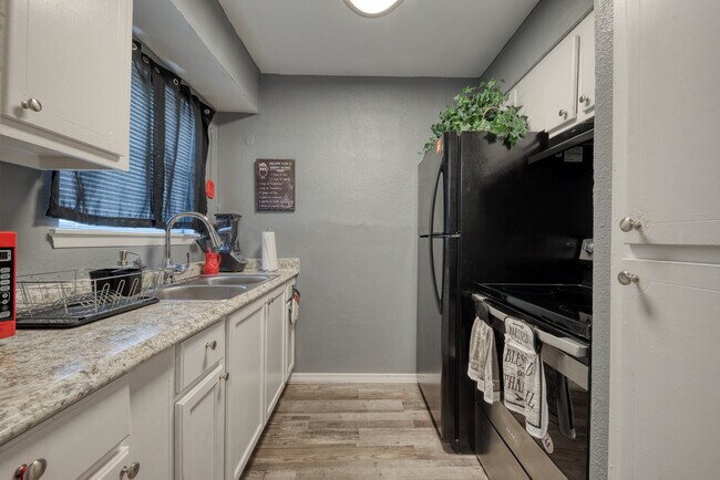 Building Photo - 2802 Lasses Blvd