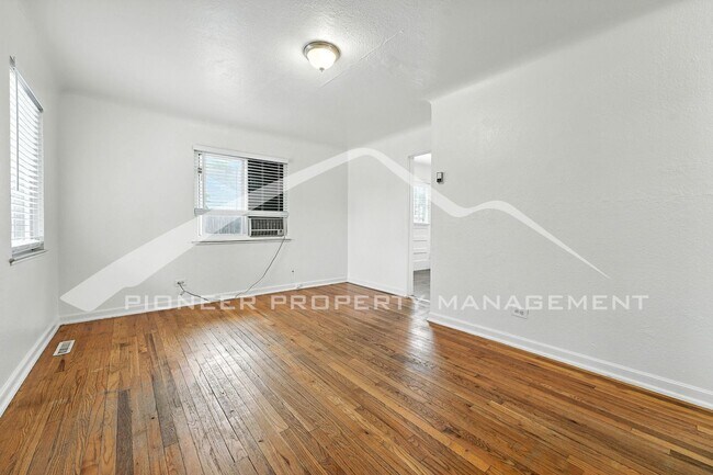 Building Photo - Charming Home with Washer/Dryer and Fenced...