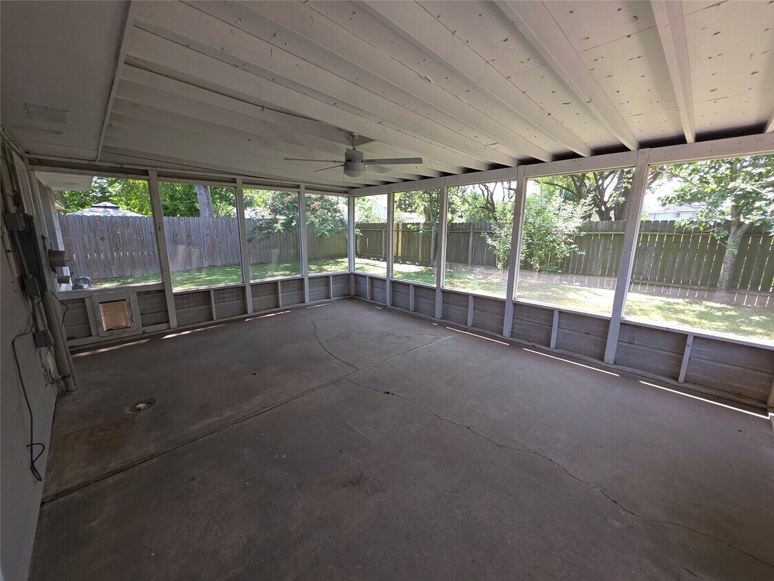Building Photo - 21019 Western Valley Dr