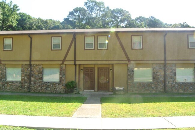 Building Photo - 1801 Labette Manor Dr