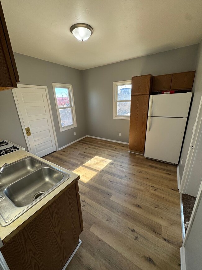 Building Photo - 915 S Chestnut Ave