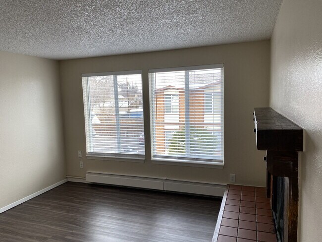 Foto del edificio - Spacious 2 Bed / 1 Bath Condo – Utilities Included, with Reserved Parking