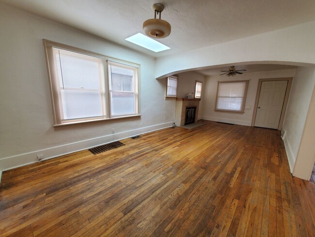 Building Photo - 4 bedroom 2 Bath Duplex for Rent. GREAT LO...