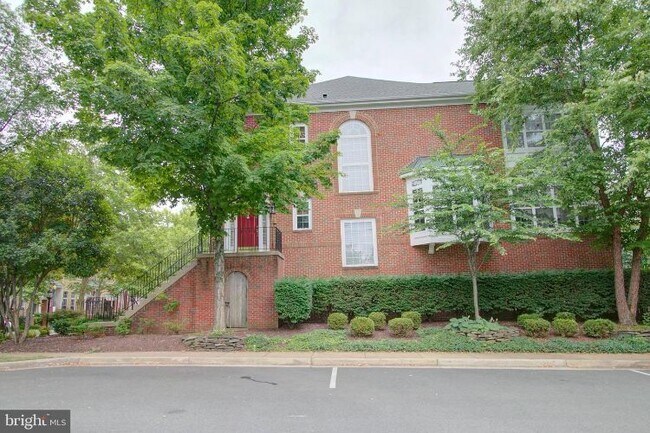 Building Photo - 1880 Crescent Park Dr