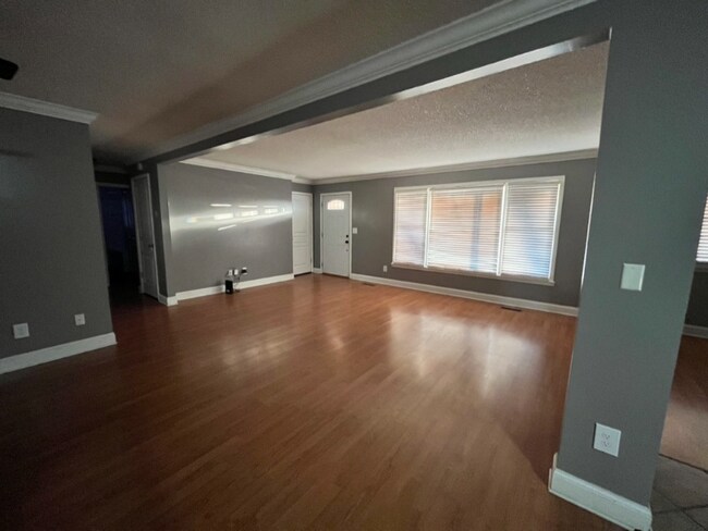 Building Photo - 480 Ashwood Ave