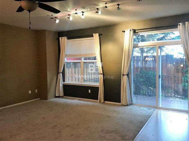 Building Photo - Stunning Townhome Near Progress Ridge! Gou...