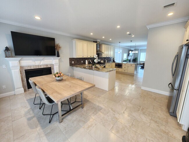 Building Photo - Luxury townhouse on quiet street in Cliffs...