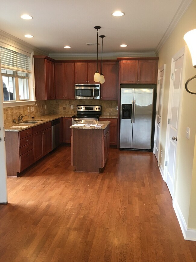 Building Photo - Spacious 2 bedroom town home Vandy/West End