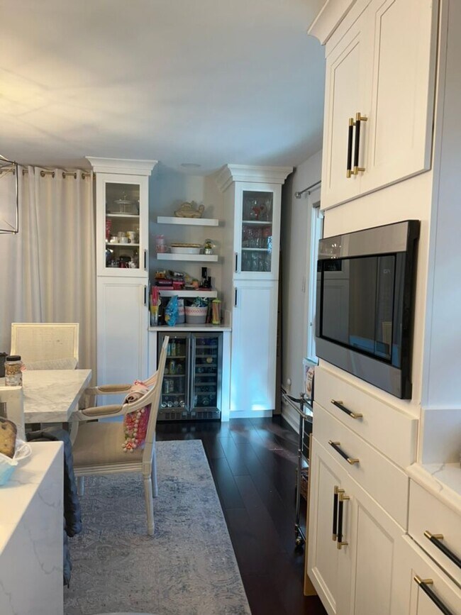 Foto del edificio - Gorgeous, fully remodeled 5 bed 3 bath centrally located in Great Falls