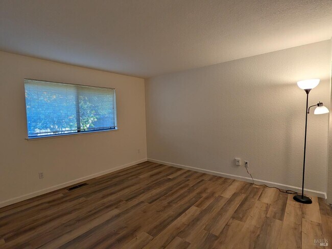 Foto del edificio - 663 Spring Ln