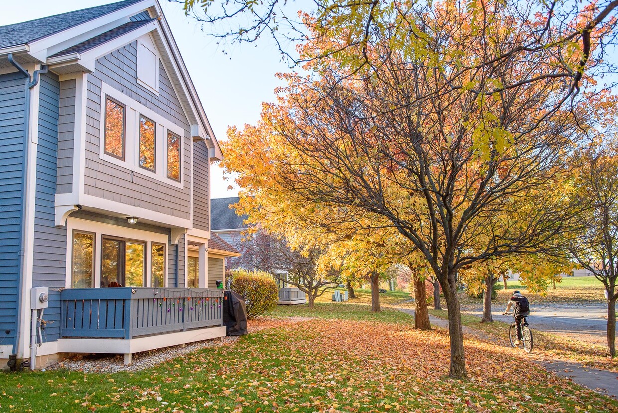 Exterior de Corn Hill Townhome con cubierta/balcón - Corn Hill Townhouses & Apartments