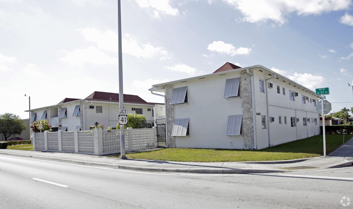 Foto principal - 660 SW 57th Ave