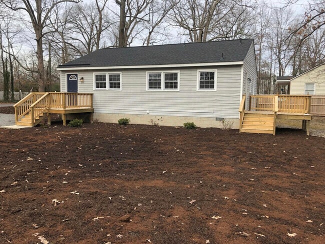 Building Photo - 1900 Oak Hill Ln