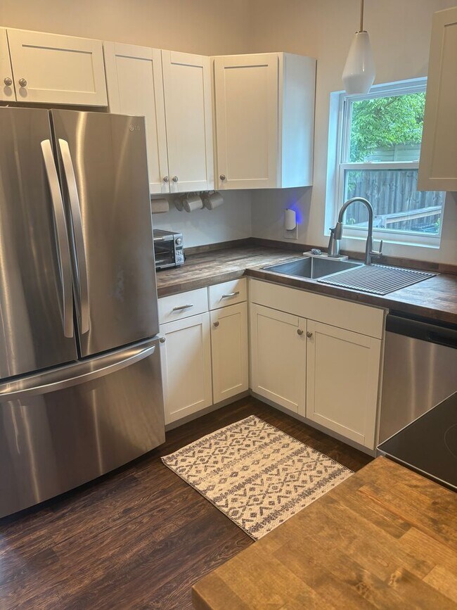 Foto del edificio - Partially Furnished Rental Walking Distance to Downtown Black Mountain!