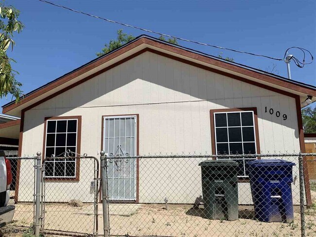 Foto del edificio - 1009 N Bartlett Ave