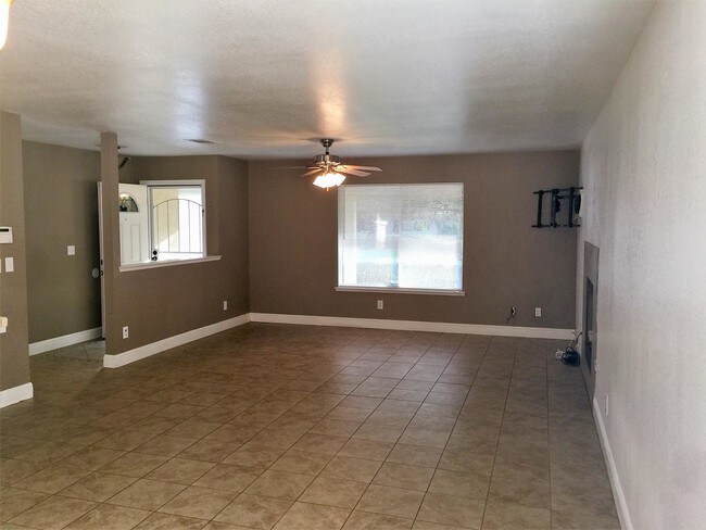 Building Photo - 6247 N Cornelia Ave