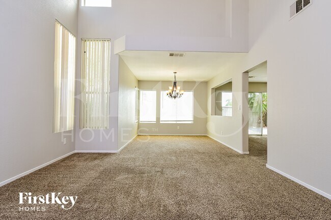 Foto del edificio - 6046 Evening View St