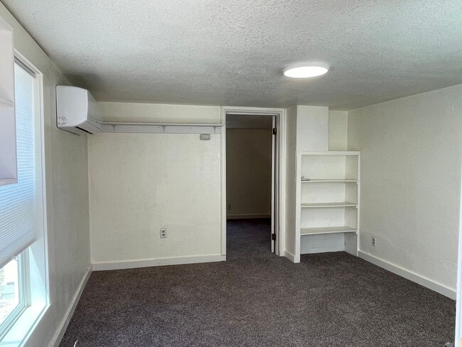 Building Photo - Great 1 Bedroom 1 Bath Cottage-ALL UTITLITES INCLUDED, except Power
