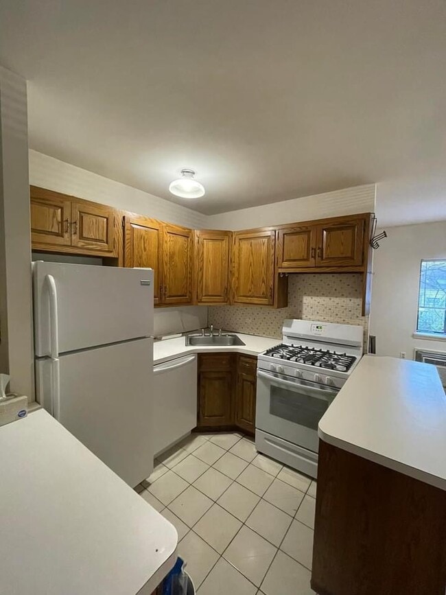 Kitchen - 215 Middle Neck Rd