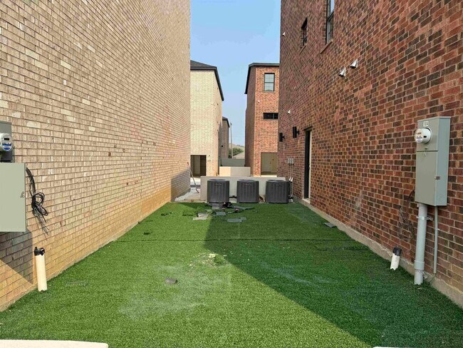 Building Photo - 210 Veracruz Dr