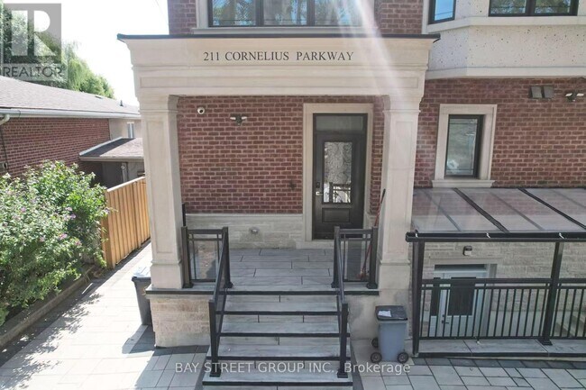 Photo du bâtiment - 211 Cornelius Pkwy