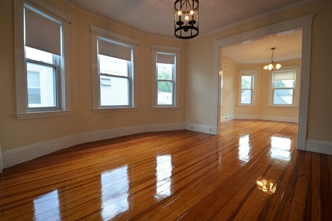 Building Photo - 39 Montfern Ave