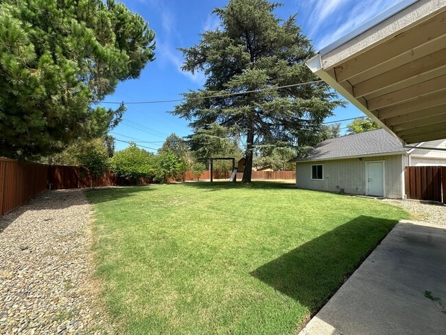 Building Photo - Newly Upgraded! Extra large lot/yard in Or...