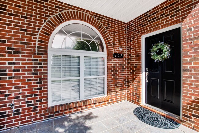 Foto del edificio - Spacious 2 bedroom townhome in great Ralei...