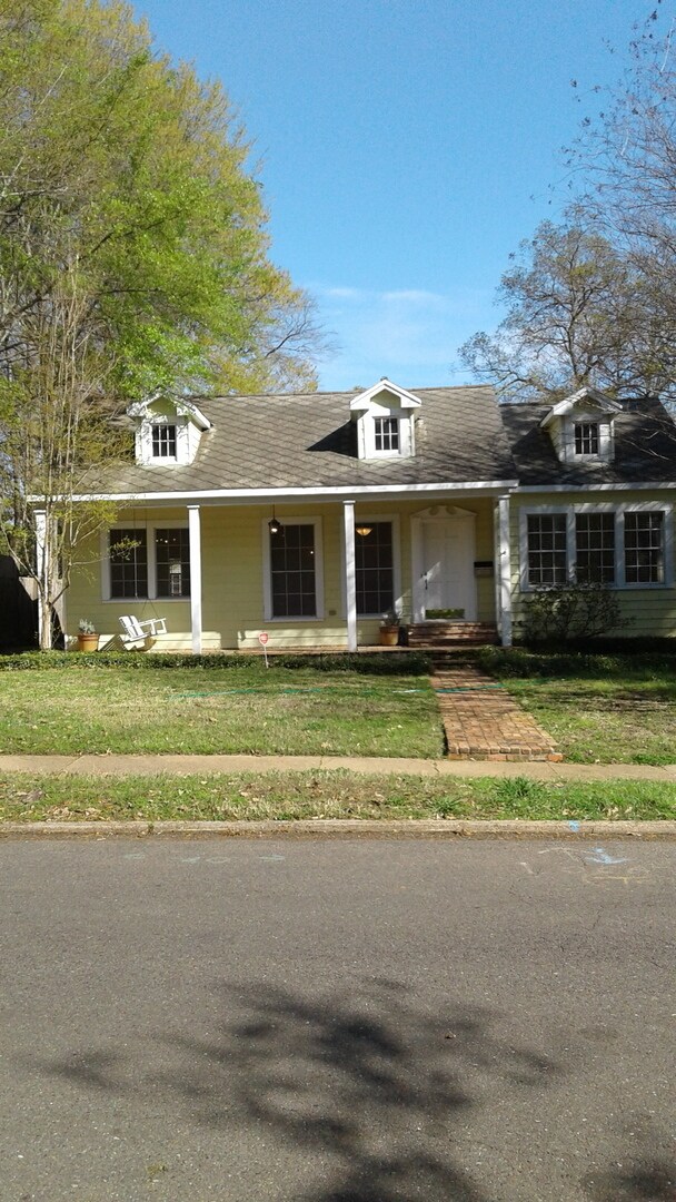Foto del edificio - *BEAUTIFUL & DESIRABLE SOUTH HIGHLAND HOME*