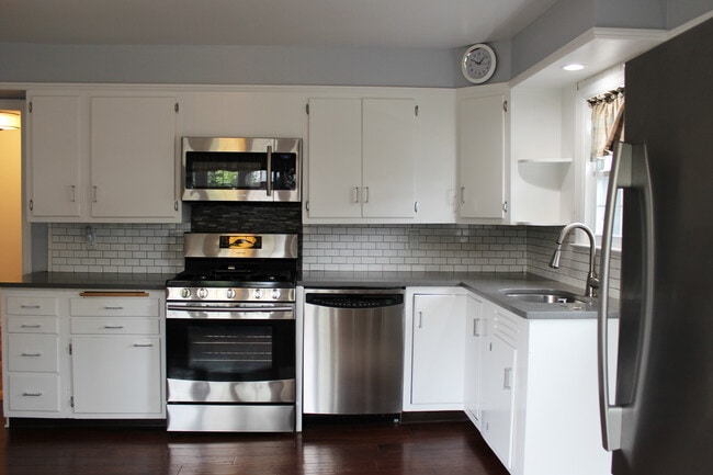 Building Photo - 2 Dinsmore Pl