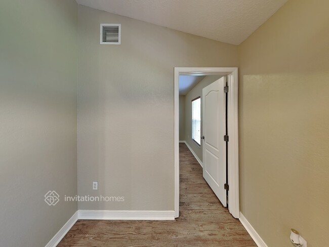Building Photo - 1141 Creekview Ct