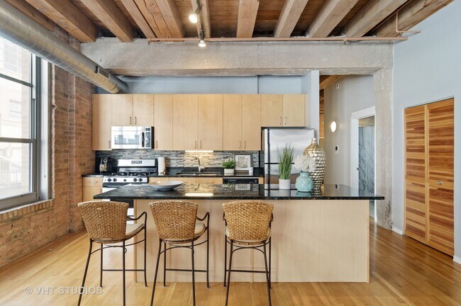 Building Photo - 333 S Desplaines St
