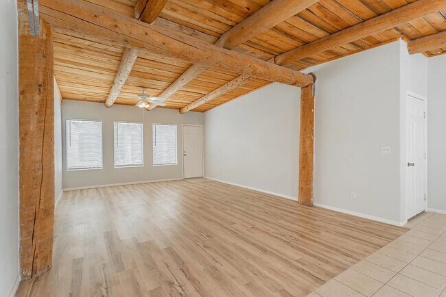 Foto del edificio - 1960 E Ambush St