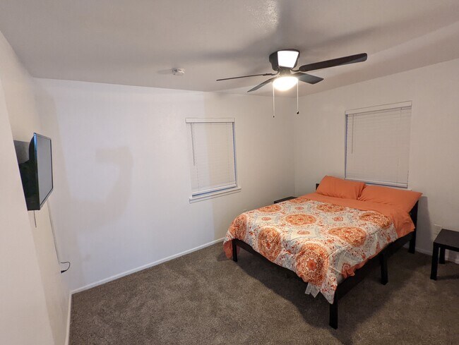 Building Photo - 900 Rosewood Ln