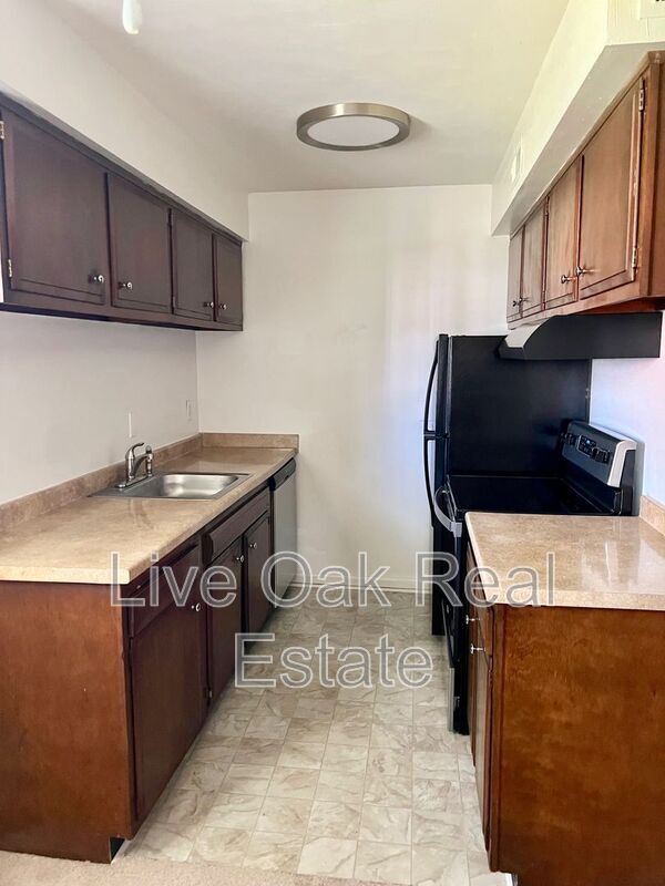 Building Photo - 1307 Cypress Ave