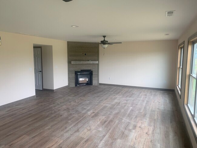 Building Photo - 3625 Justine Dr