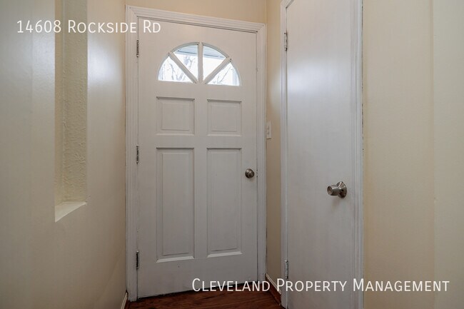 Foto del edificio - Lovely Maple Heights Bungalow