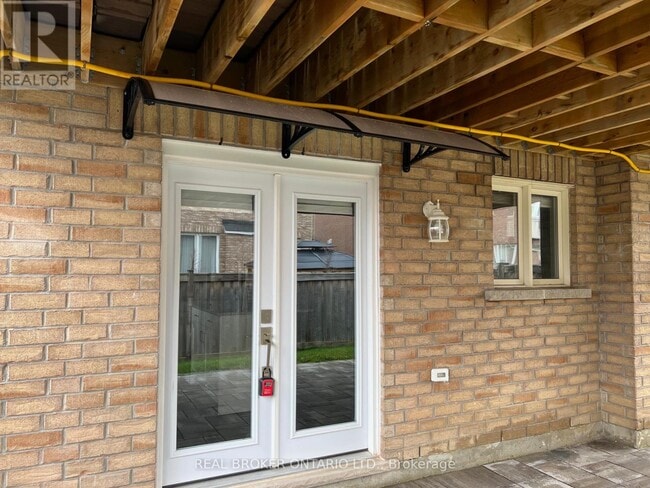 Building Photo - 70 Juglans Crescent