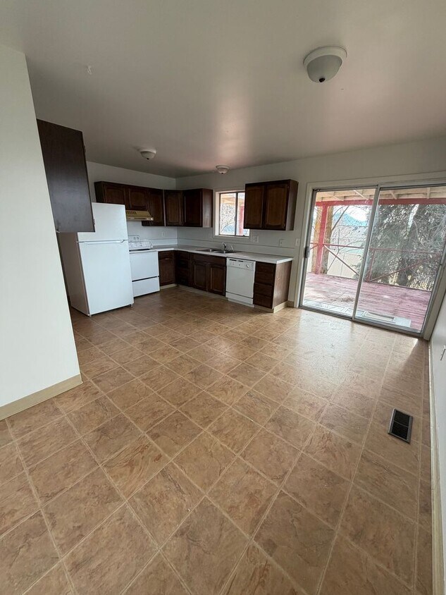 Foto del edificio - Newly Renovated 2 Bedroom, 1.5 Bathroom Duplex - Moyina Heights