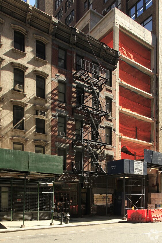 Foto del edificio - 331 W 38th St