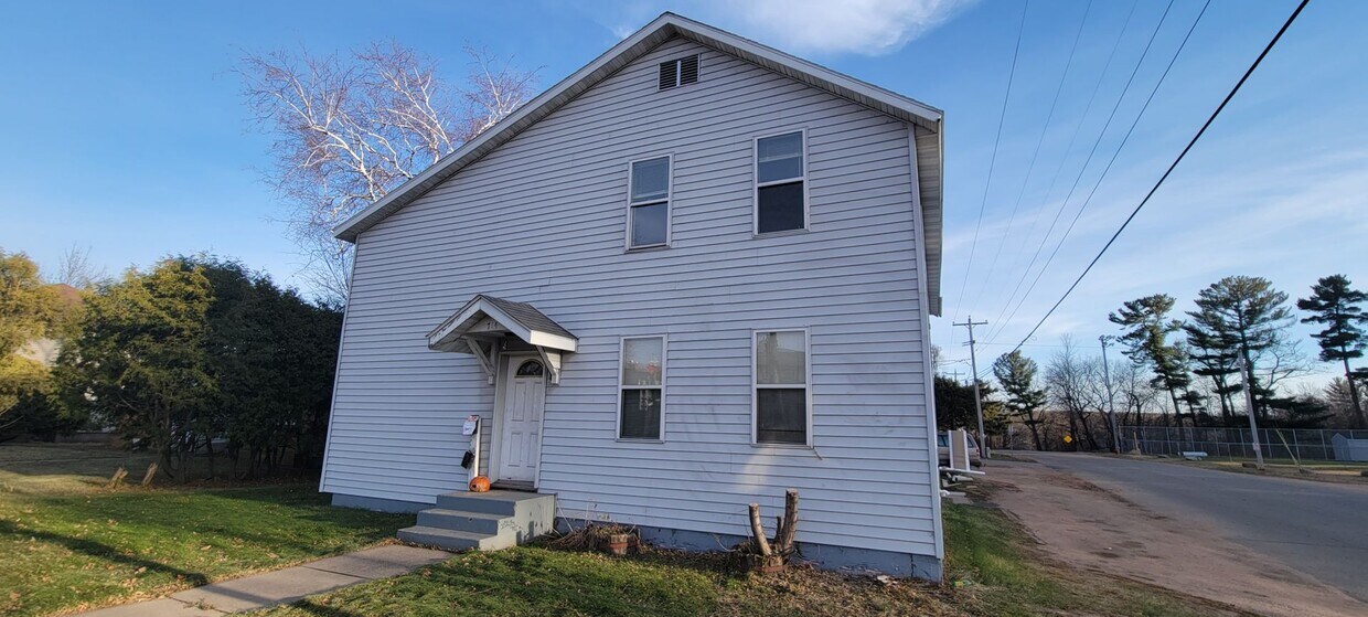 714 4th St Unit Lower, Mosinee, WI 54455 Room for Rent in Mosinee, WI
