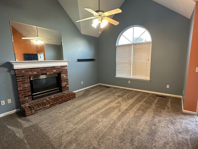 Building Photo - 9800 Spring Pointe Ct