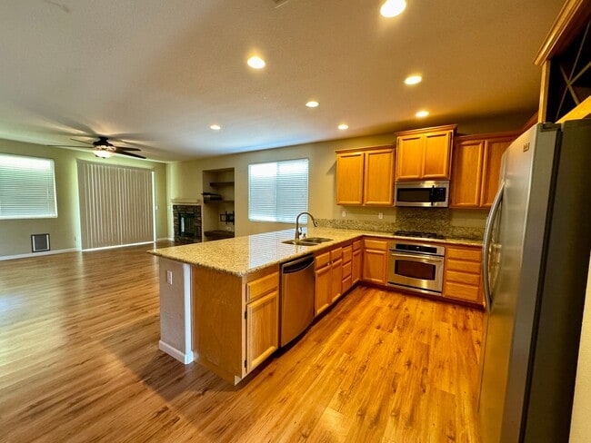 Building Photo - 3 bed 2 bath Plumas Lake